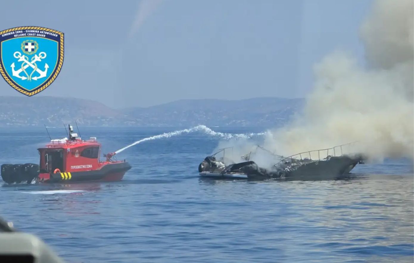Συγκλονιστικές εικόνες από τη βύθιση ταχύπλοου που παραδόθηκε στις φλόγες ανοιχτά της Βουλιαγμένης