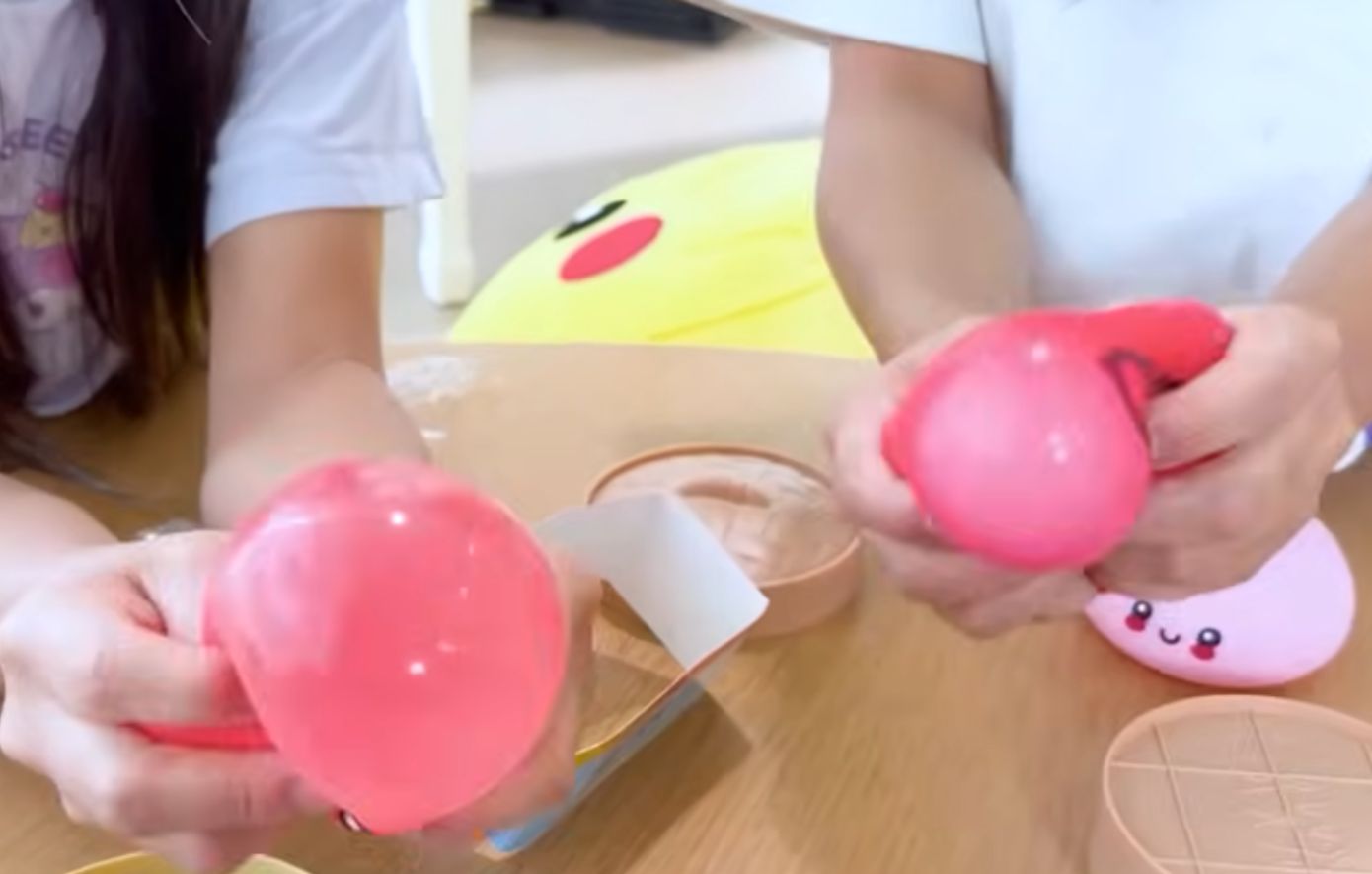 «Έσκασε επάνω της»: Πώς ένα squishy παιχνίδι έγινε «βόμβα» από καυτή σιλικόνη και τραυμάτισε παιδί μέσα σε αυτοκίνητο