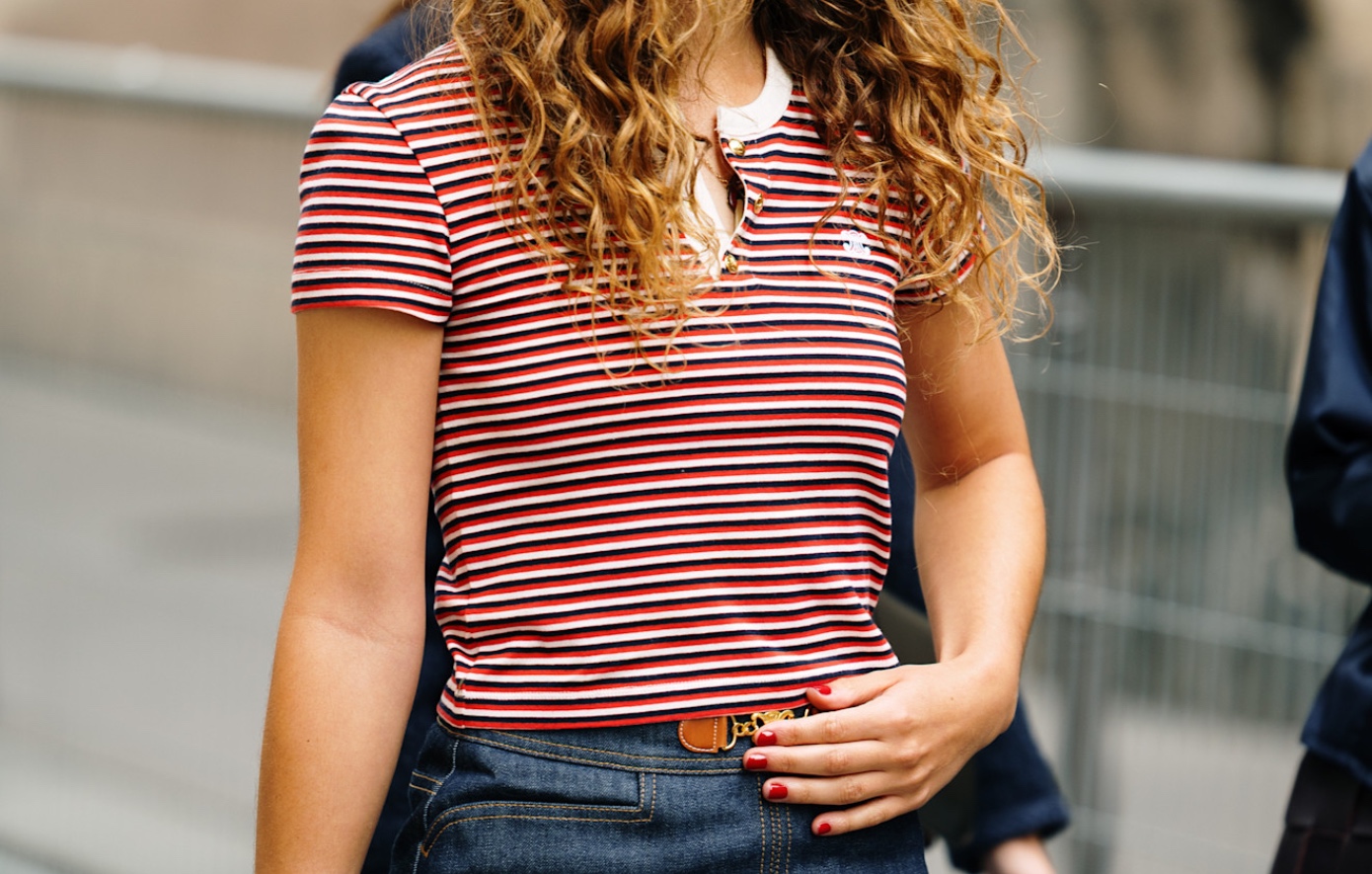 Βρήκαμε το πιο stylish ριγέ καλοκαιρινό T-shirt και θα γίνει το αγαπημένο σας από το πρωί μέχρι το βράδυ