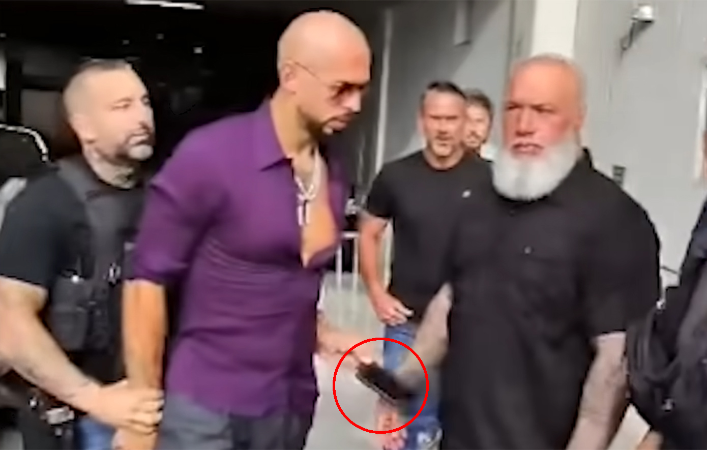Βίντεο καταγράφει τη σύλληψη του Άντριου Τέιτ και την ύποπτη κίνηση με το κινητό του τηλέφωνο