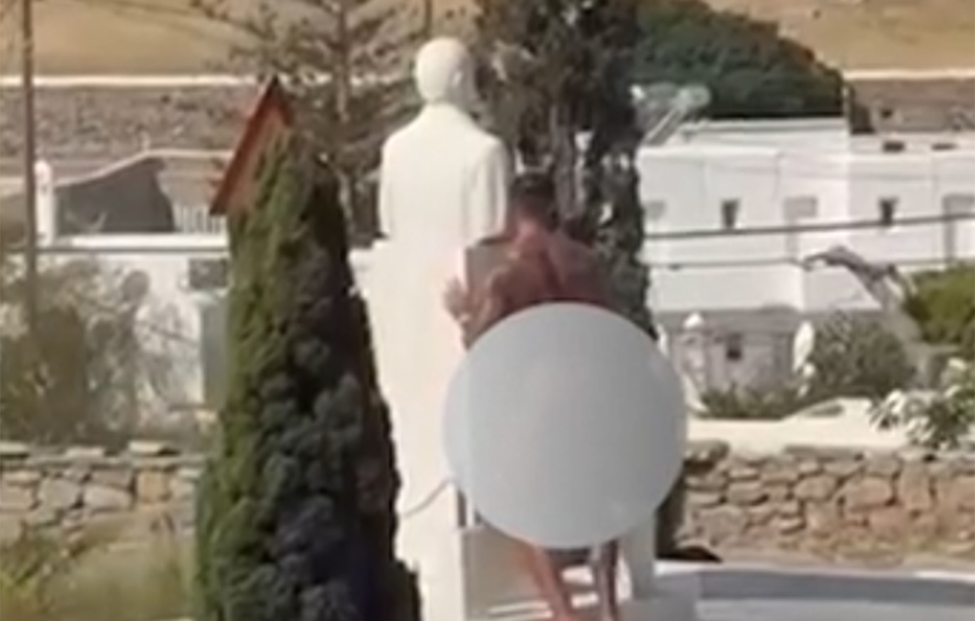 Μύκονος: Συνελήφθη τουρίστας που πόζαρε γυμνός μπροστά από το άγαλμα του Καραμανλή &#8211; Δείτε βίντεο