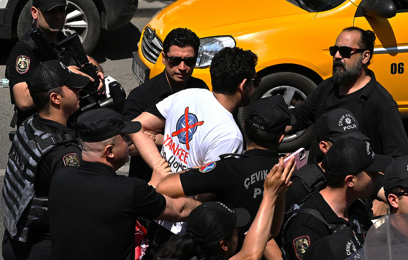 Επέμβαση της τουρκικής αστυνομίας σε διαδήλωση στην Άγκυρα κατά του ΝΑΤΟ πριν από τη Σύνοδο Κορυφής