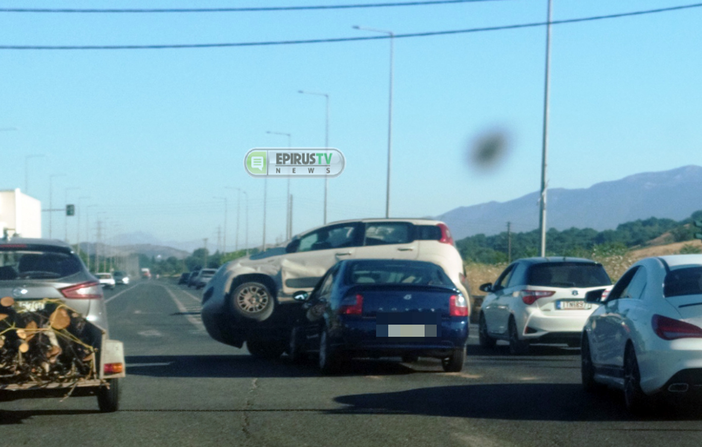 Απίστευτη εικόνα από τροχαίο στα Ιωάννινα: Συγκρούστηκαν δύο αυτοκίνητα, το ένα «ανέβηκε» πάνω στο άλλο