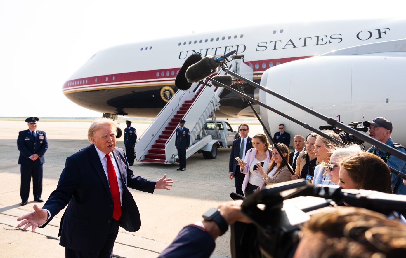 Πρεμιέρα για το νέο Air Force One του Ντόναλντ Τραμπ με χλιδή, Apple TV, καθίσματα μασάζ και έντονες αντιδράσεις για το δώρο από το Κατάρ