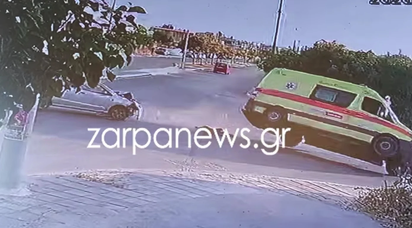 Ανατριχιαστικό βίντεο-ντοκουμέντο από το τροχαίο στην Κρήτη &#8211; Η στιγμή που τουμπάρει το ασθενοφόρο