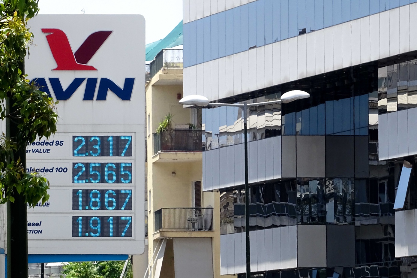 Η βενζίνη «καίει» τα πορτοφόλια &#8211; Πάνω από 2 ευρώ η αμόλυβδη σε 14 νομούς