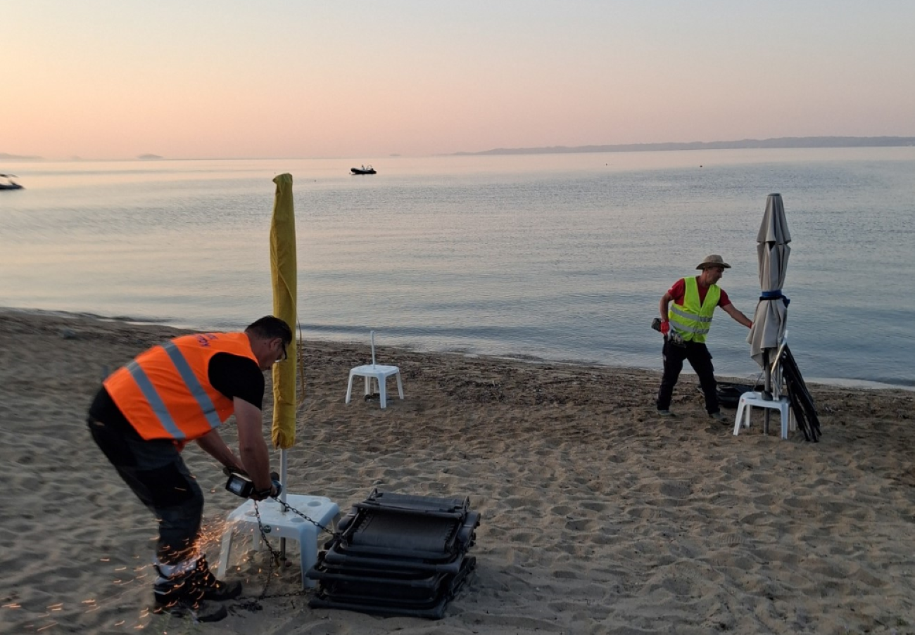Ξήλωσαν 100 ομπρέλες και ξαπλώστρες από παραλία της Χαλκιδικής &#8211; Παραθεριστές είχαν κάνει κατάληψη στην Γερακινή