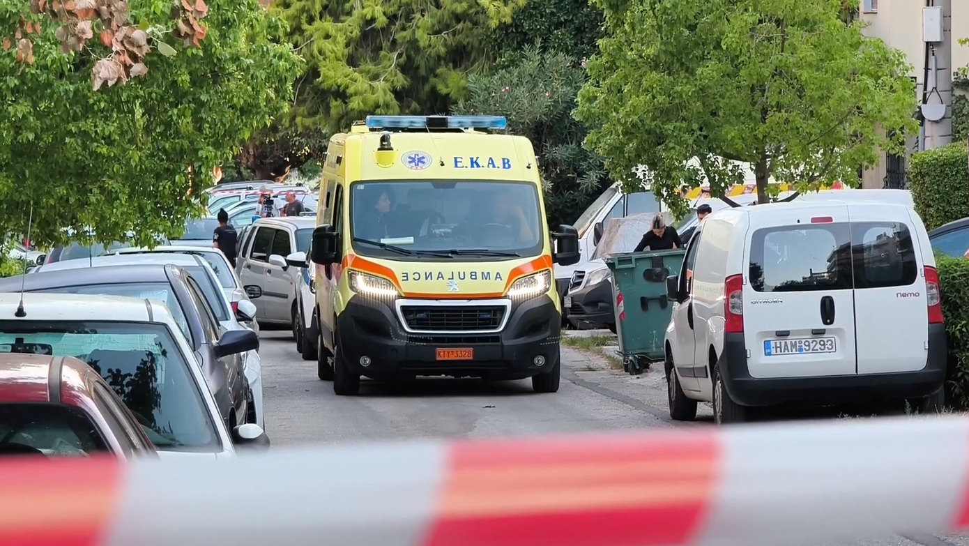 Θρίλερ στη Νέα Σμύρνη: Άνδρας και γυναίκα βρέθηκαν νεκροί από πυροβολισμούς στην είσοδο πολυκατοικίας