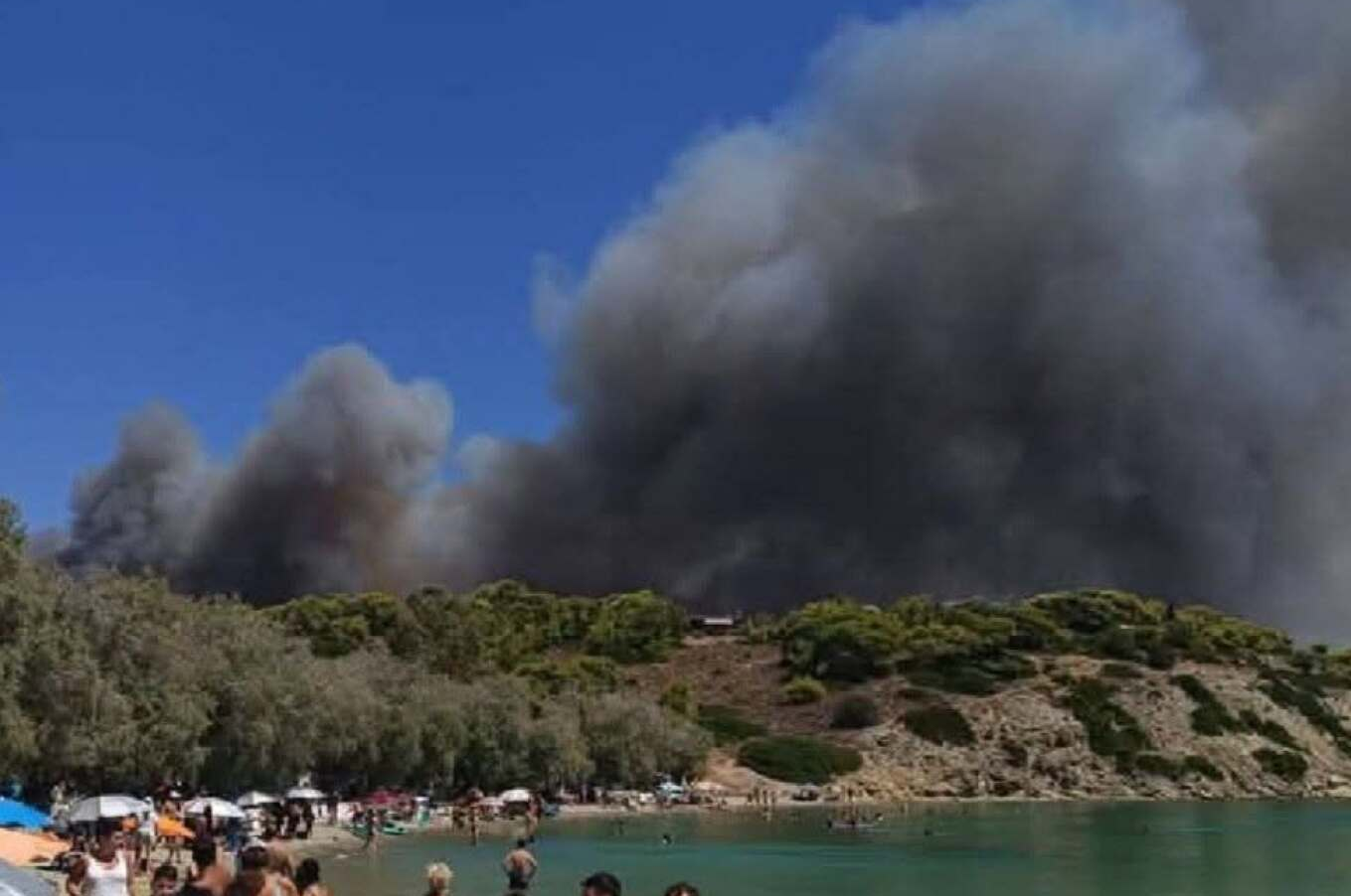 Συναγερμός στη Σαλαμίνα: Ταυτόχρονες φωτιές σε Περιστέρια και Σελήνια – Διαδοχικά μηνύματα του 112 καλούν σε εκκενώσεις