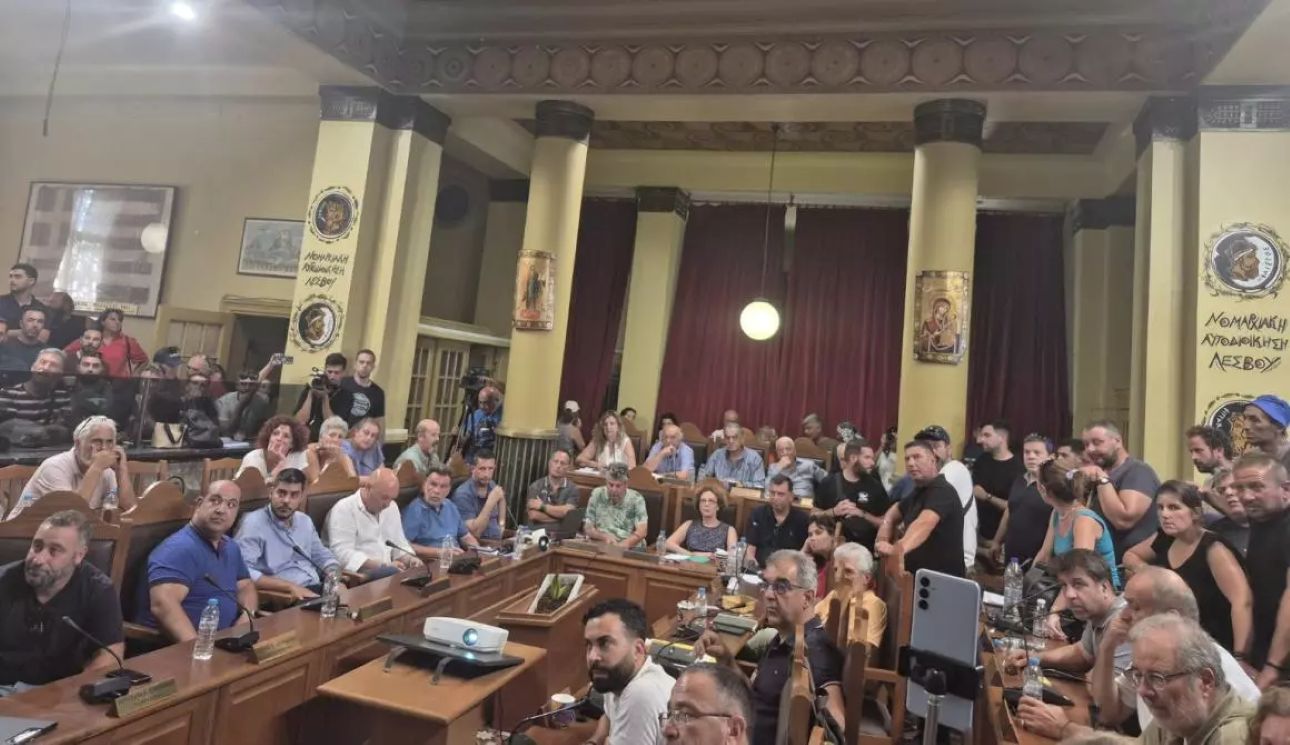 Έξαλλοι κτηνοτρόφοι μπούκαραν στη συνεδρίαση για τον αφθώδη πυρετό στη Λέσβο &#8211; Δείτε βίντεο