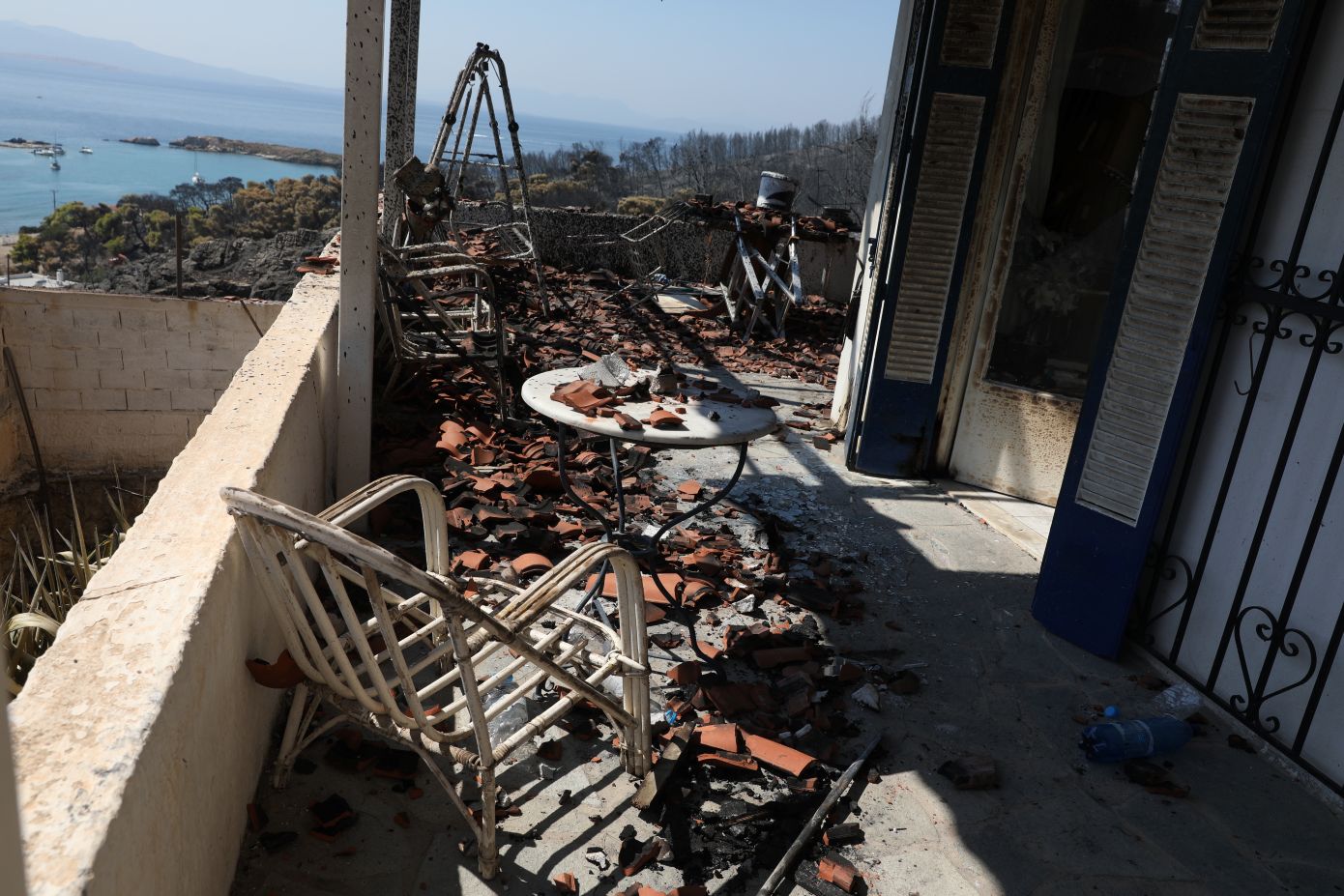 Αυτοψίες κλιμακίων με μηχανικούς στα καμένα της Σαλαμίνας: «Το μαγαζί θα το ξαναφτιάξουμε, το δάσος που παίζαμε όμως παιδάκια δεν υπάρχει πια»