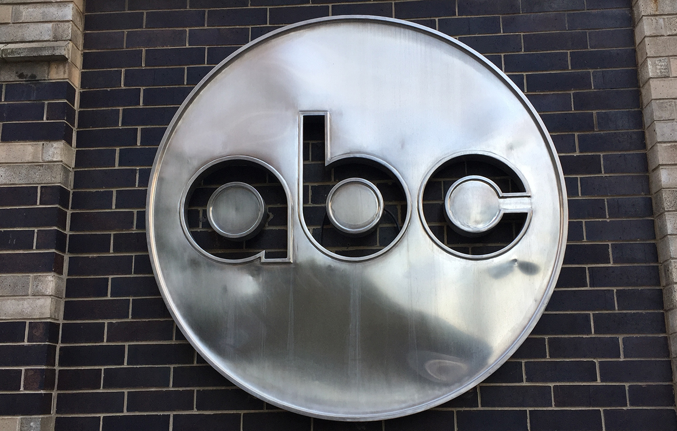 Το τηλεοπτικό δίκτυο ABC προσφεύγει στη δικαιοσύνη κατά της κυβέρνησης Τραμπ για παραβίαση της ελευθερίας του λόγου