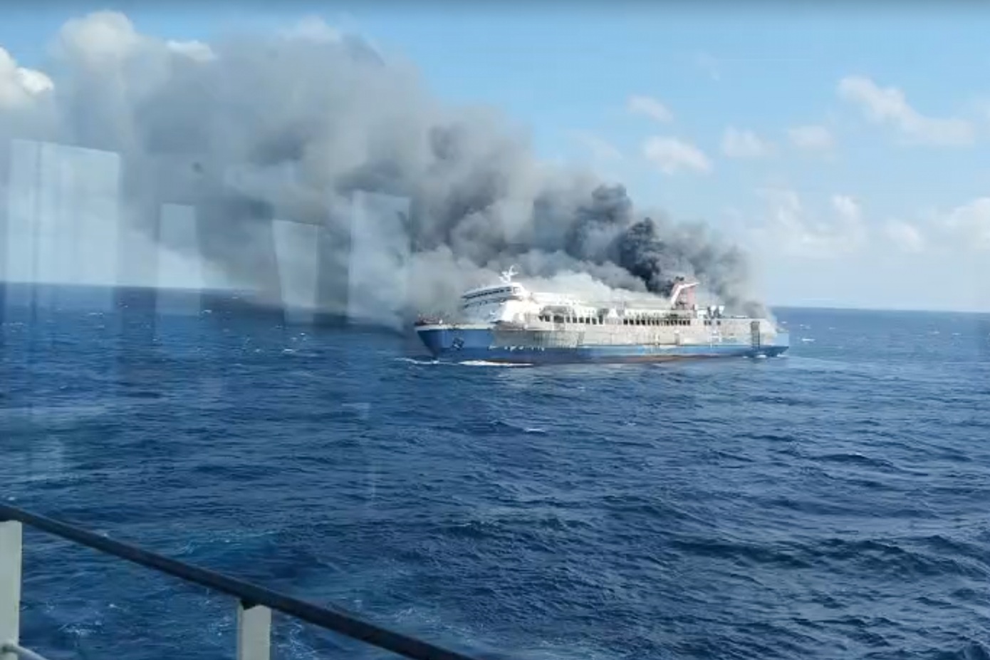 Τουλάχιστον πέντε νεκροί και 41 αγνοούμενοι στην Ινδονησία από φωτιά που ξέσπασε σε φέρι, σύμφωνα με τις αρχές