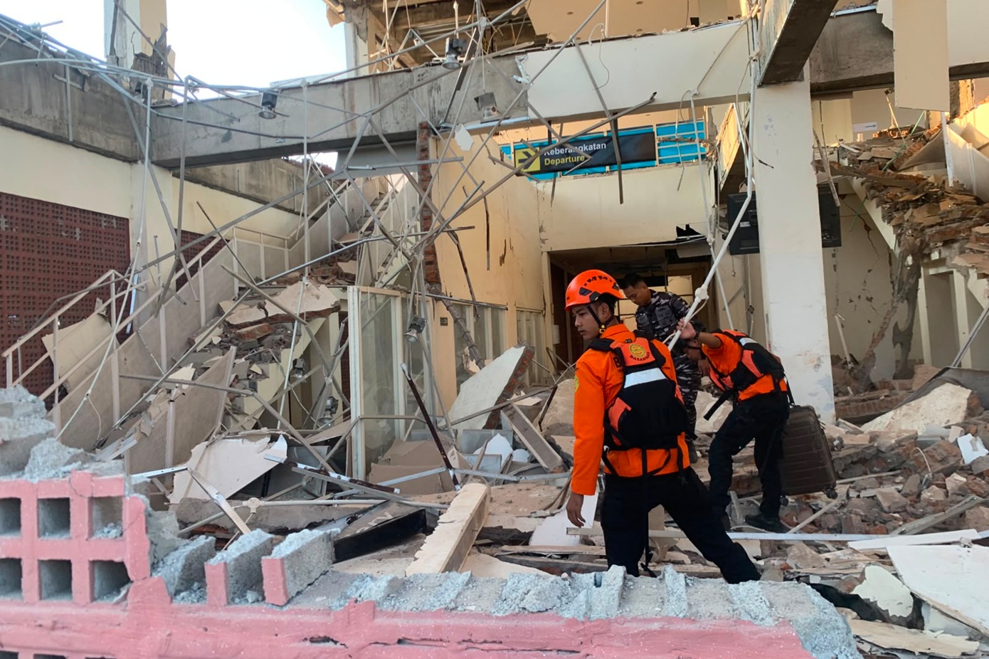 Ινδονησία: Στους πέντε οι νεκροί από τον σεισμό 7,7 Ρίχτερ – Καταρρεύσεις στη Φλόρες