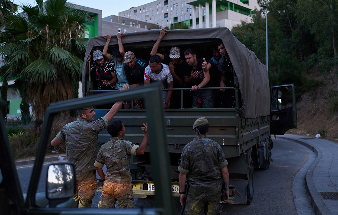 Απίστευτες εικόνες στη Θέουτα με μετανάστες να έχουν στήσει καταυλισμό σε παραλία &#8211; Χιλιάδες ξαπλωμένοι στην άμμο τυλιγμένοι με πετσέτες