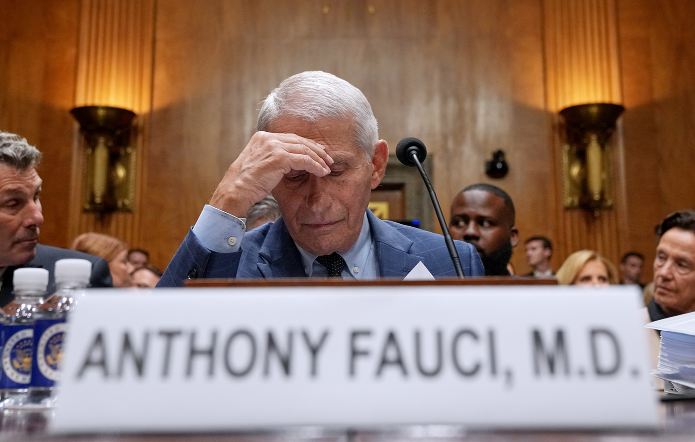Τα βρήκε «σκούρα» ο Άντονι Φάουτσι στην κατάθεσή του στη Γερουσία – Επικαλέστηκε το δικαίωμα της σιωπής 111 φορές
