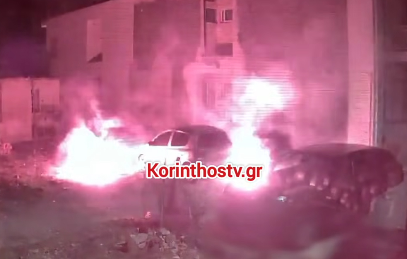 Βίντεο-ντοκουμέντο στην Κόρινθο: Με καλυμμένο πρόσωπο περιλούζει αυτοκίνητα με εύφλεκτο υγρό και πετά φωτοβολίδα