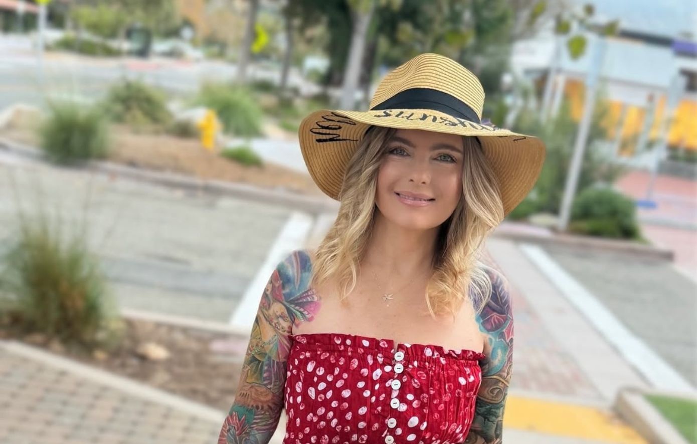 Η Έρικα Ελένιακ του Baywatch μπήκε στο OnlyFans στα 56 της: «Τώρα εγώ βάζω τους όρους»