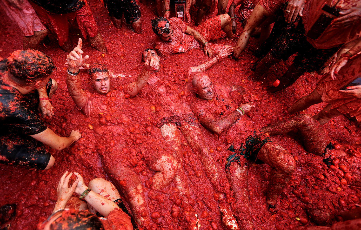La Tomatina: Η πιο κόκκινη και χαρούμενη «μάχη» του κόσμου πλημμύρισε ξανά τους δρόμους της Ισπανίας &#8211; Εντυπωσιακές εικόνες