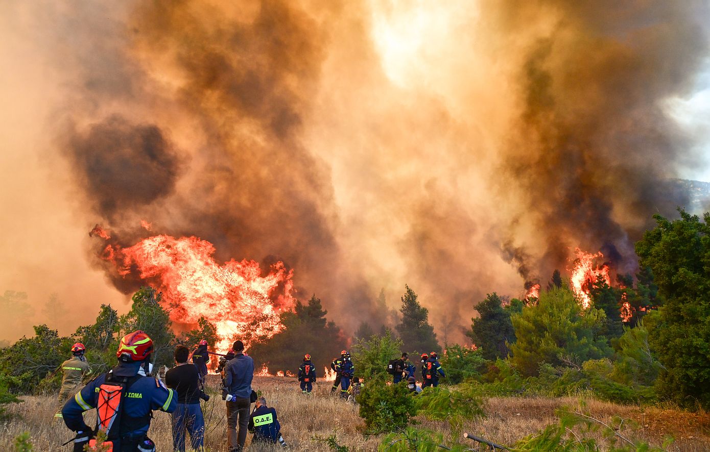 Πύρινος εφιάλτης δίχως τέλος, δύο νεκροί από σύγκρουση ελικοπτέρων &#8211; Μάχη για να μην μπει η φωτιά στον Άγιο Νεκτάριο και τα Βίλια