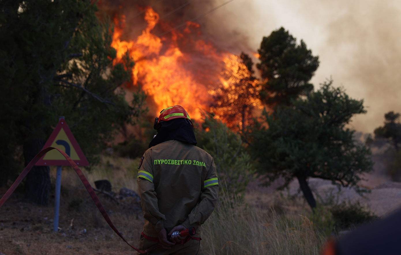 Κόλαση στη δυτική Αττική: Εκκενώνουν την Ψάθα αφού οι φλόγες έφτασαν στις αυλές των σπιτιών &#8211; Το βίντεο ντοκουμέντο από την πρώτη ημέρα των πυρκαγιών