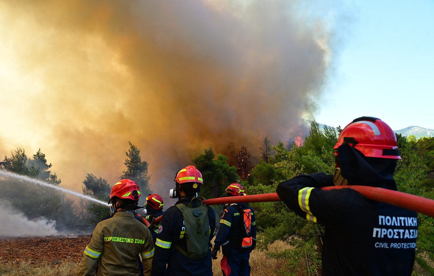 Ανεξέλεγκτο το μέτωπο στη δυτική Αττική &#8211; Κάηκαν σπίτια στην Ψάθα &#8211; Παλεύουν να μην φτάσει η φωτιά στο Άνω Αλεποχώρι &#8211; Πάνω από 480.000 στρέμματα έγιναν στάχτη