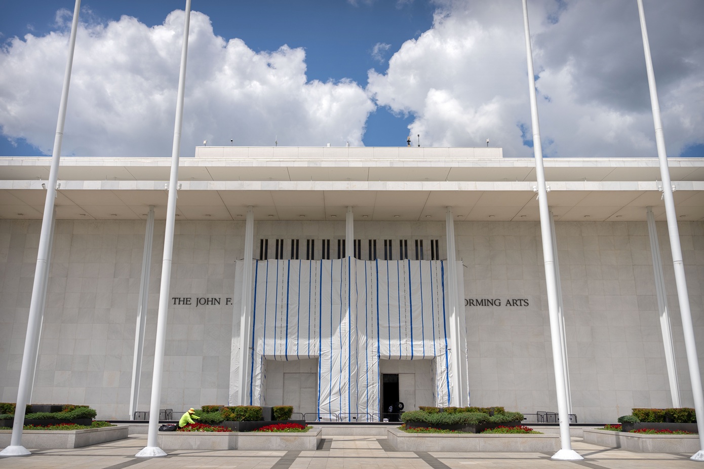 Ο Τραμπ προειδοποιεί με κατεδάφιση του Κέντρου Κένεντι αν δεν ανακαινιστεί