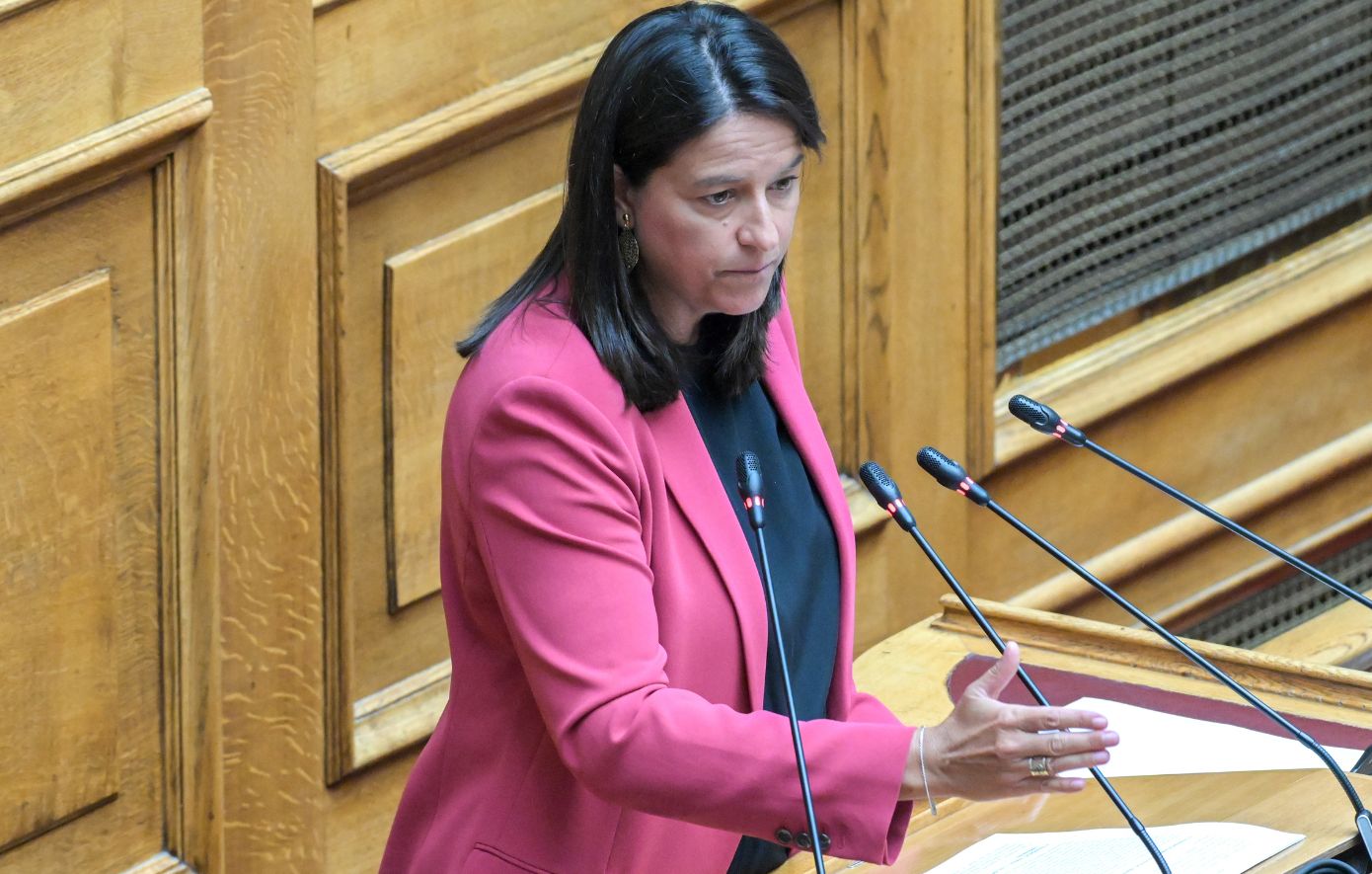 Συντάξεις χηρείας: Ποιοι κερδίζουν από τη νέα ρύθμιση – Η κόντρα στη Βουλή και η 13η σύνταξη