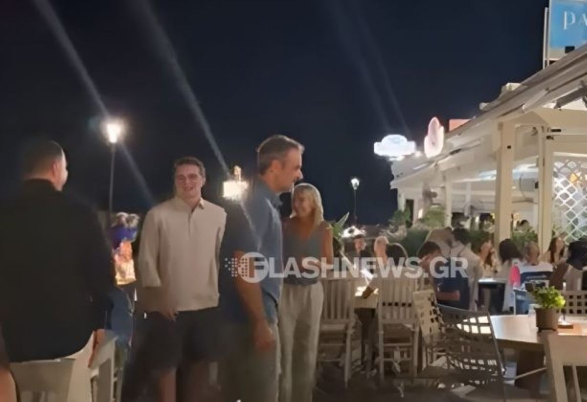 Οικογενειακή βραδιά για τον Κυριάκο Μητσοτάκη στο ενετικό λιμάνι των Χανίων