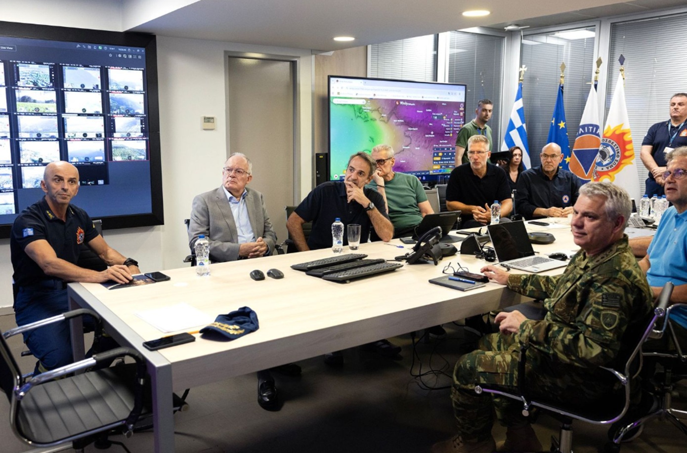 Στο Συντονιστικό Κέντρο Πολιτικής Προστασίας, ο Κυριάκος Μητσοτάκης και ο Κωνσταντίνος Τασούλας