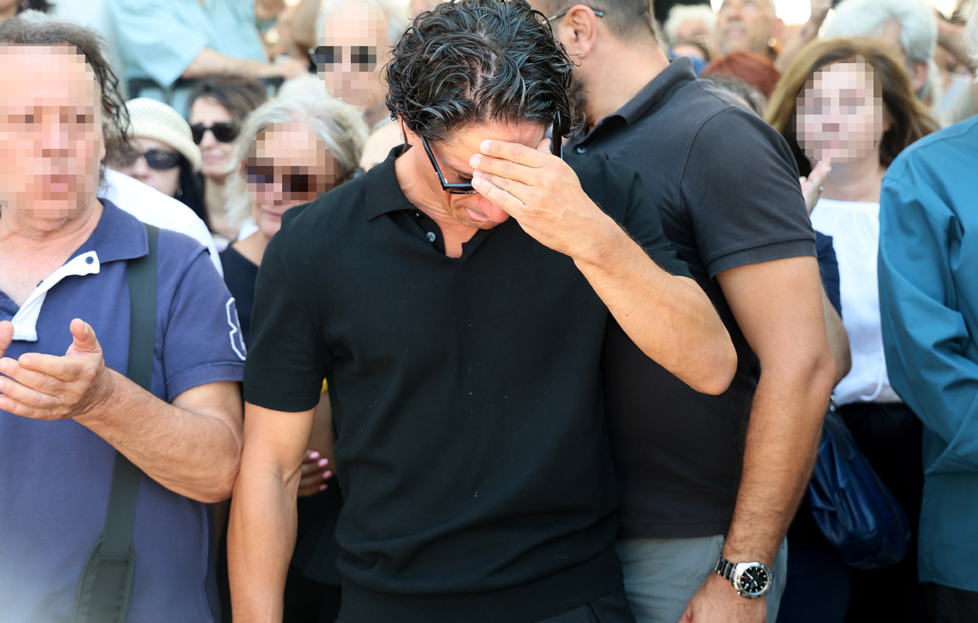 Πάνος Βλάχος: Λύγισε στην κηδεία του Νίκου Καλογερόπουλου &#8211; Σήκωσε στους ώμους του το φέρετρο