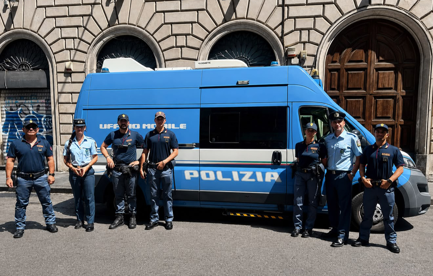 Έλληνες και Ιταλοί αστυνομικοί πραγματοποιούν κοινές περιπολίες στον κεντρικό σιδηροδρομικό σταθμό Τέρμινι της Ρώμης