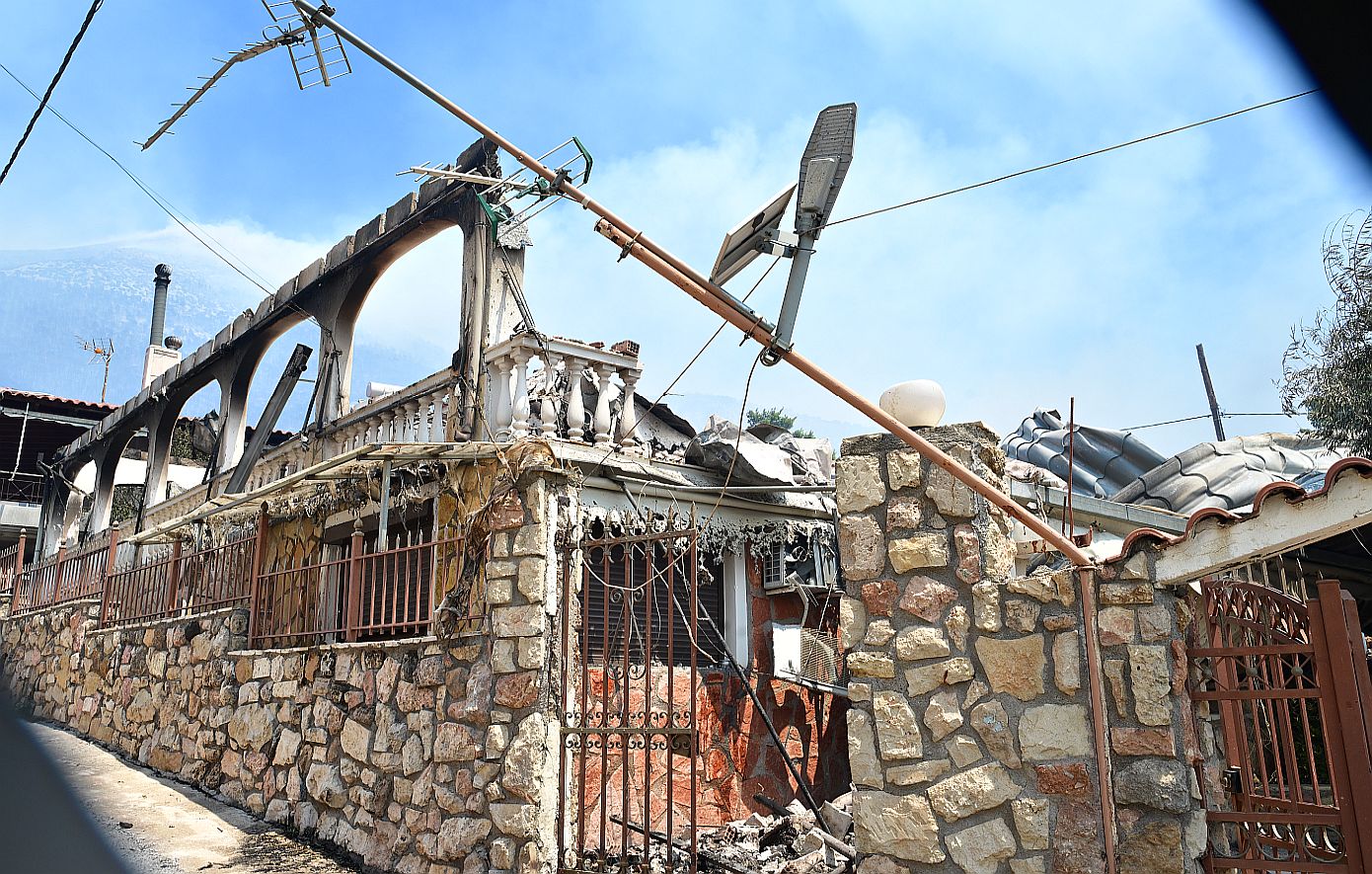 «Το Πόρτο Γερμενό καταστράφηκε, κάηκαν σπίτια μεροκαματιάρηδων, όλα γύρω μας είναι στάχτη» &#8211; Απεγνωσμένοι οι κάτοικοι