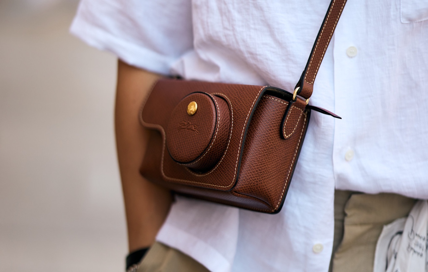 Από phone case σε mini bag: 5 stylish επιλογές για να κουβαλάτε το κινητό σας με στιλ
