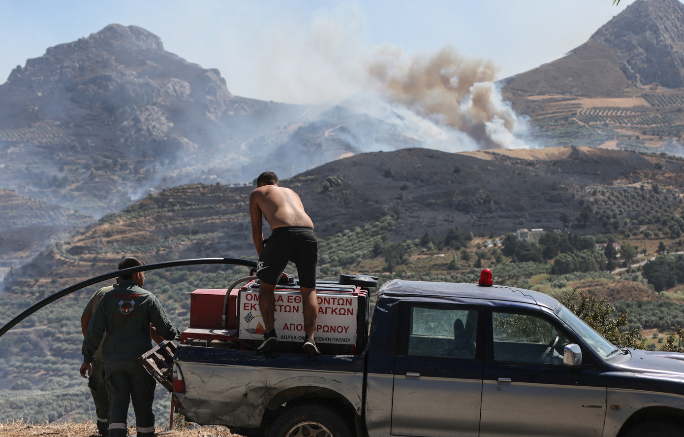 Συνεχείς αναζωπυρώσεις στο Ρέθυμνο, βαρύς ο απολογισμός από το καταστροφικό πέρασμα της φωτιάς