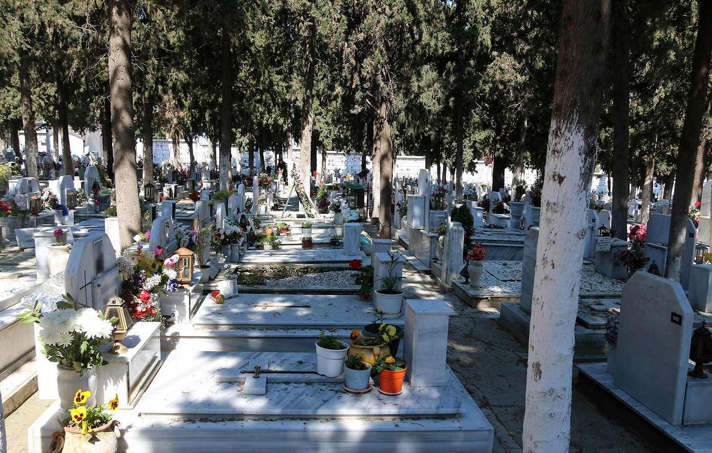 Σκηνές έντασης σε κοιμητήριο της Λαμίας: Μητέρα φώναζε ότι έκλεψαν τη σορό του παιδιού της από τον τάφο