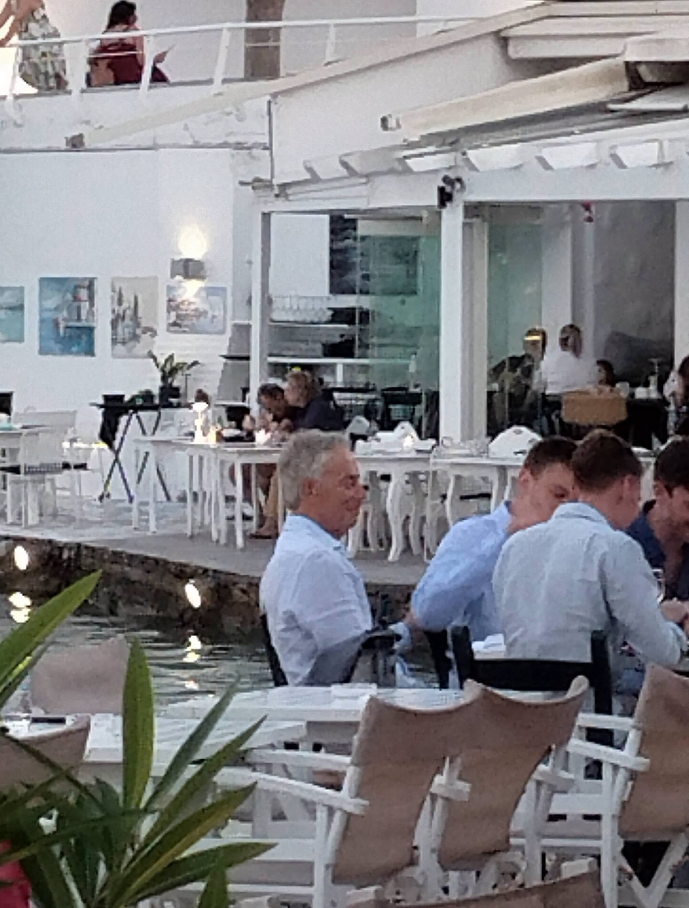 Διακοπές ξανά στο Πόρτο Χέλι για τον Τόνι Μπλερ &#8211; Οι αγαπημένοι του μεζέδες και το κρασί που ζήτησε