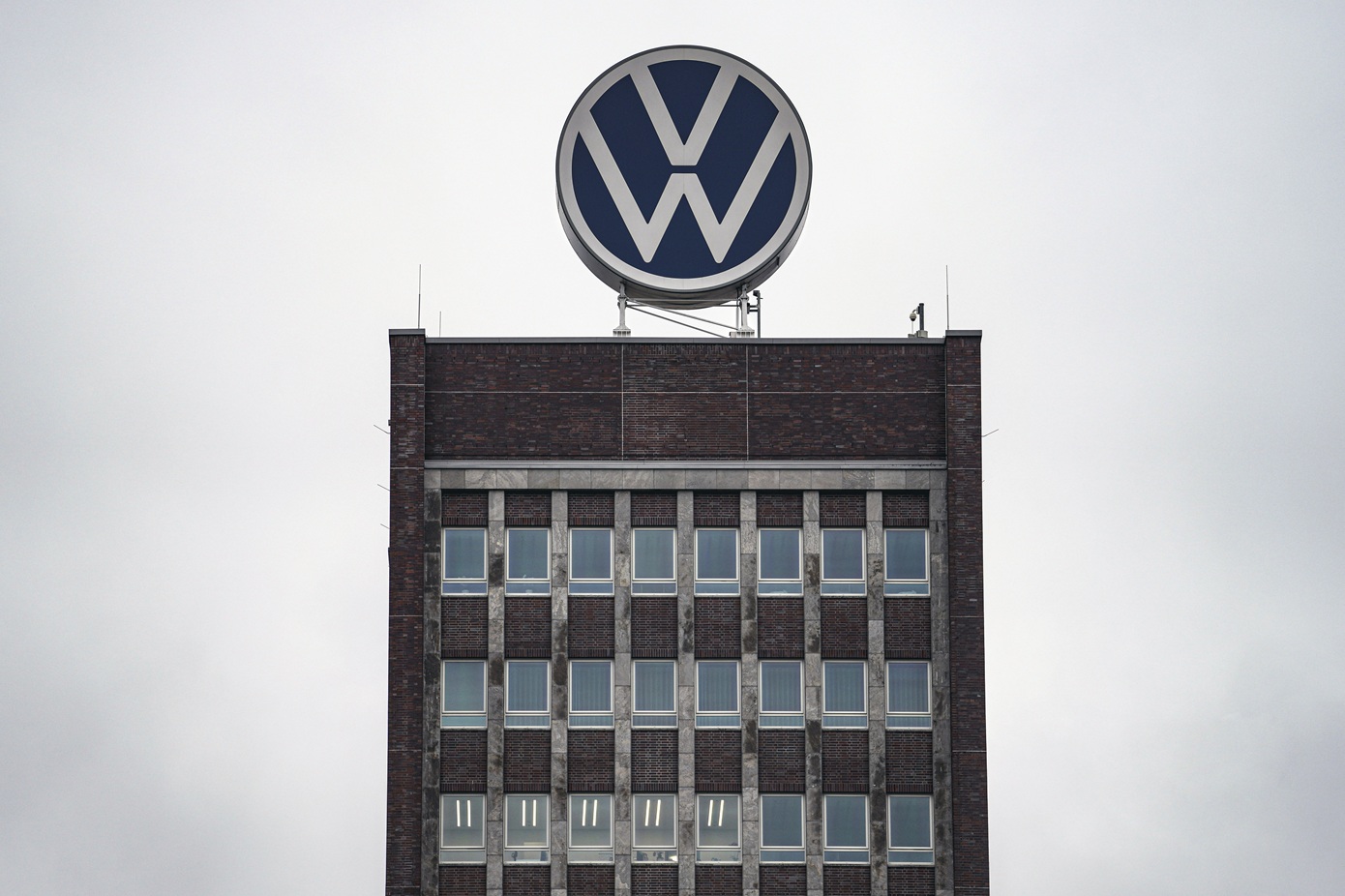 Αναβρασμός στη Volkswagen για τις νέες περικοπές – Στη Γερμανία το ήμισυ των 50.000 θέσεων