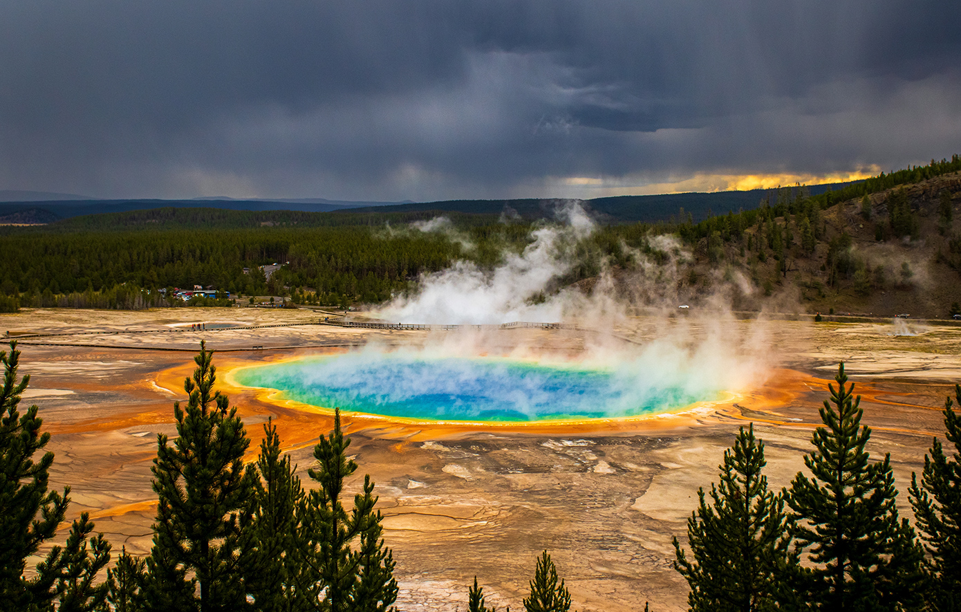 Σαν από άλλο πλανήτη: Γιατί το Grand Prismatic Spring αξίζει να το επισκεφθείτε μια φορά στη ζωή σας