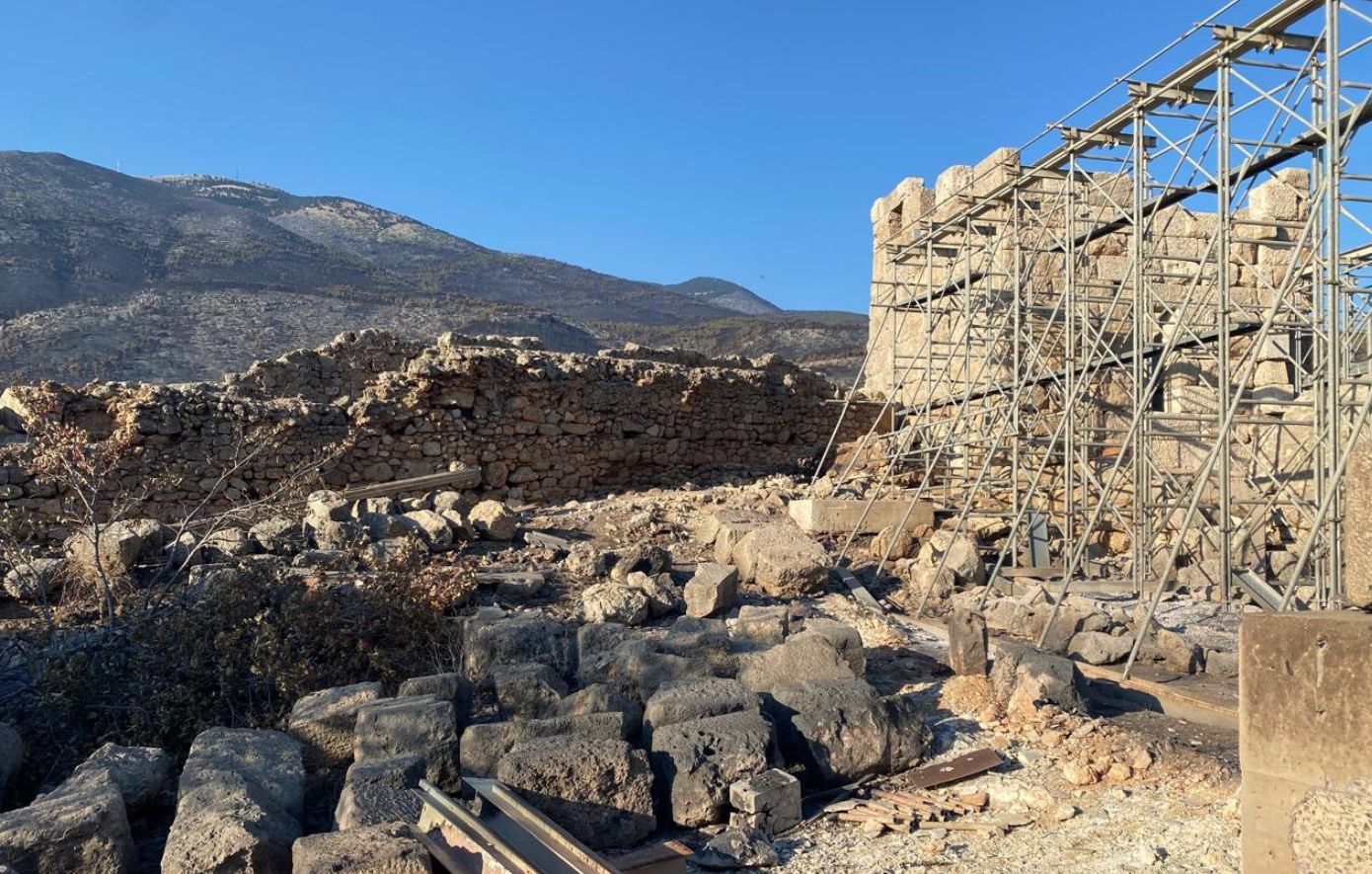 Στο Πόρτο Γερμενό η Λίνα Μενδώνη: Αυτοψία στον αρχαιολογικό χώρο των Αιγοσθένων μετά τη μεγάλη φωτιά