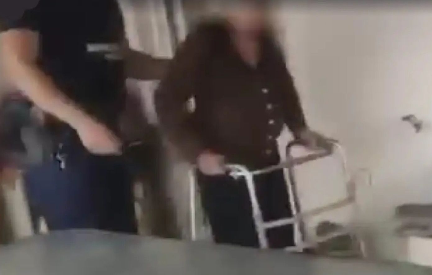 Φωτιά στον Κουβαρά: Αστυνομικοί έσωσαν ηλικιωμένη μέσα από σπίτι που είχε περικυκλωθεί από καπνούς