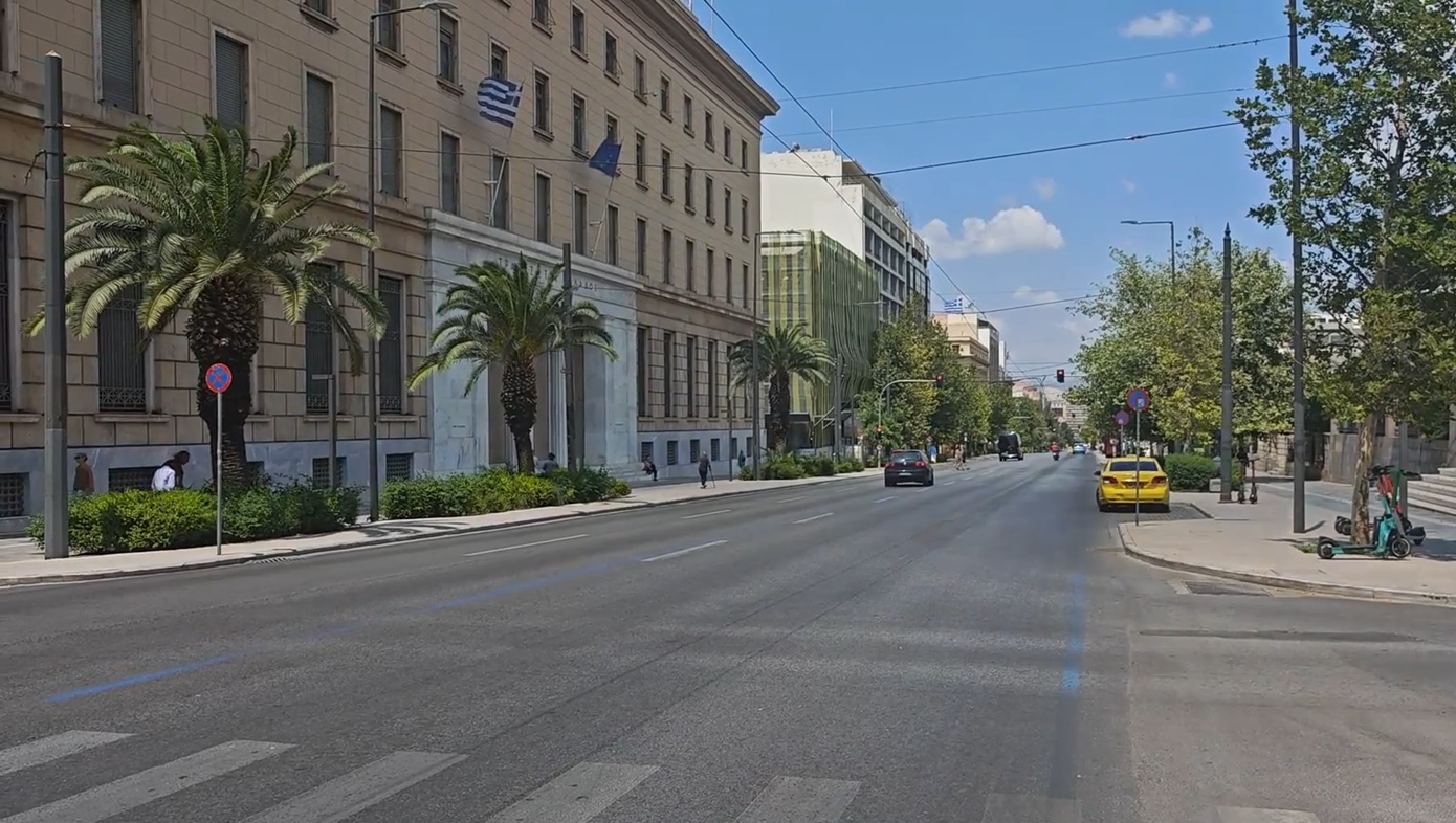 Ερημώνει η Αθήνα: Σε ρυθμούς Δεκαπενταύγουστου η πρωτεύουσα – Εικόνες από Ομόνοια, Σύνταγμα, Κολωνάκι και Εξάρχεια