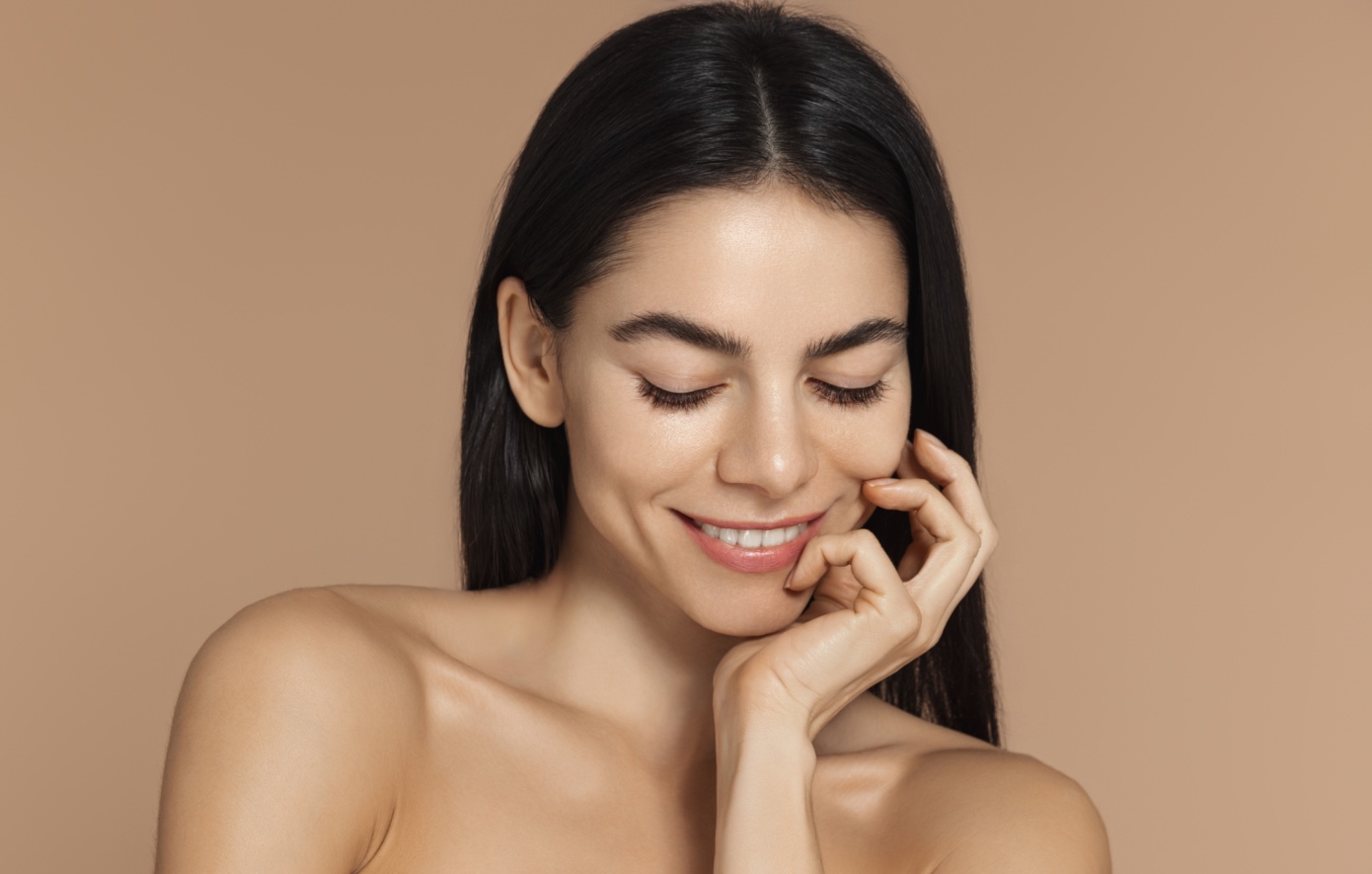 Πώς θα κάνετε brow lift μόνες σας στο σπίτι: 3 οικονομικά προϊόντα για lifted φρύδια