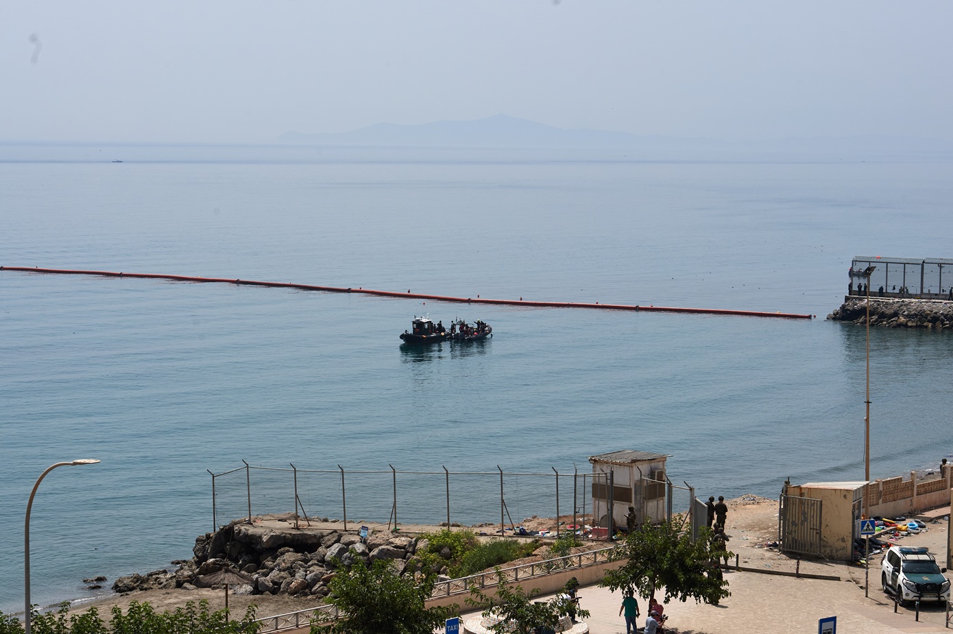 Η Ισπανία εγκαθιστά πλωτό φράγμα στη Θέουτα μετά την μαζική εισροή μεταναστών που στοίχισε της ζωή σε 67 ανθρώπους
