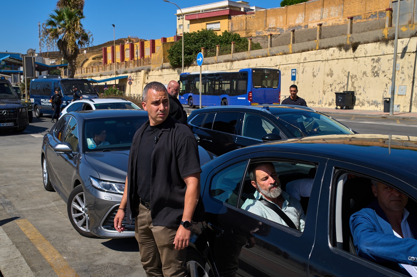 Μετανάστες στους δρόμους, κάτοικοι σε επιφυλακή: Η Θέουτα ζει πρωτοφανείς σκηνές έντασης