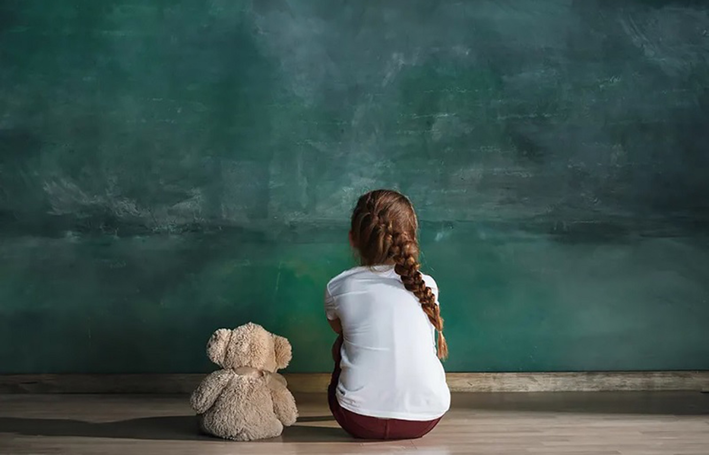 Χειροπέδες σε 43χρονη για εμπορία ανηλίκου στη Ρόδο – Συγκέντρωνε χρήματα από συμπονετικούς τουρίστες