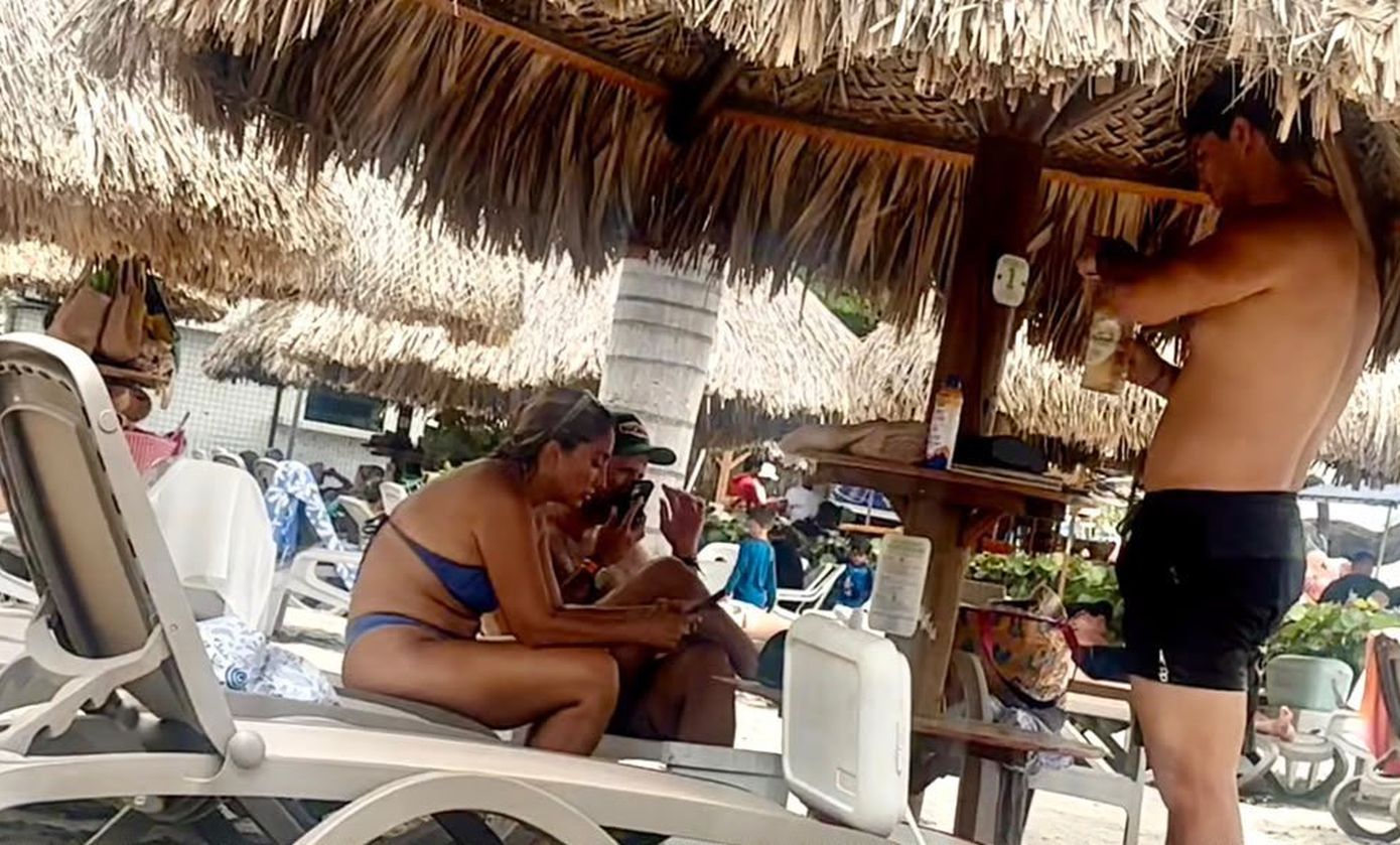 Θύελλα επικρίσεων για υπουργό στην Κολομβία μετά τη φωτογράφισή του σε στιγμές χαλάρωσης σε παραλία λίγα 24ωρα μετά τον σεισμό