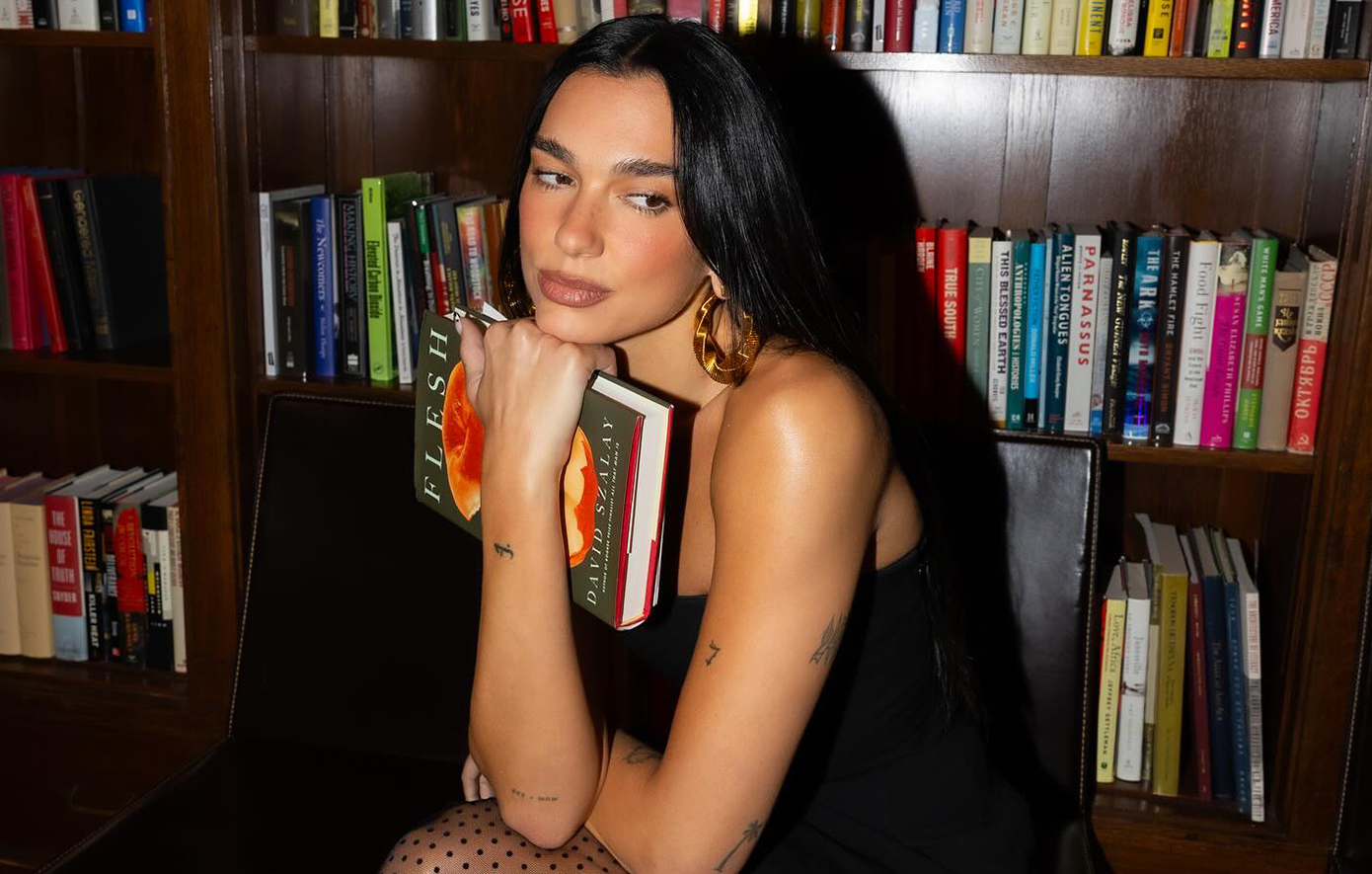 Η Dua Lipa αποθεώνει και προτείνει το ελληνικό νουάρ μυθιστόρημα «Deepfake» του Μάκη Μαλαφέκα