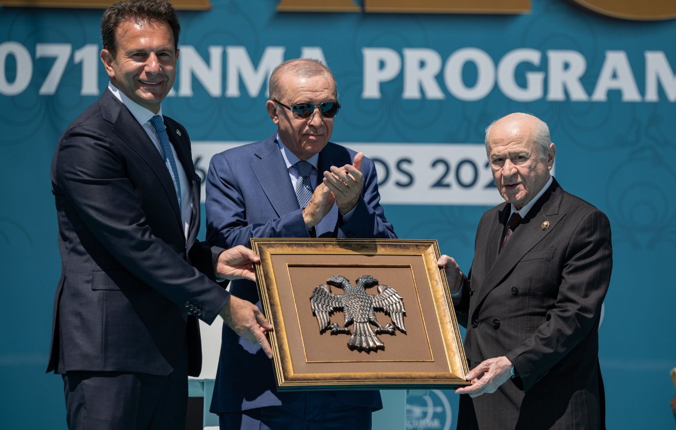 Σόου Ερντογάν στην επέτειο του Μαντζικέρτ: «Το 2071 η Τουρκία θα κατακτήσει τον κόσμο» &#8211; Έκανε δώρο στον Μπαχτσελί έναν δικέφαλο αετό