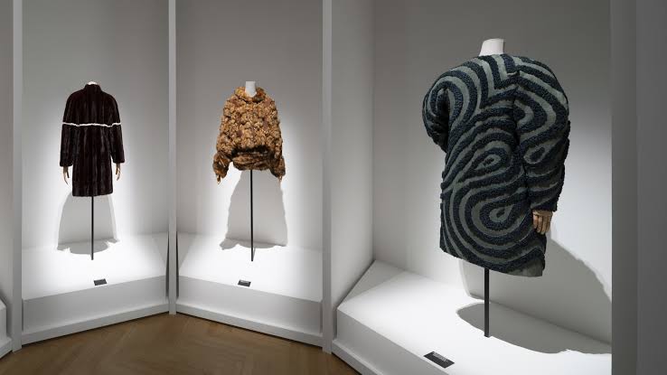 Fendi: Η μεγάλη επιστροφή της θρυλικής έκθεσης του Καρλ Λάγκερφελντ